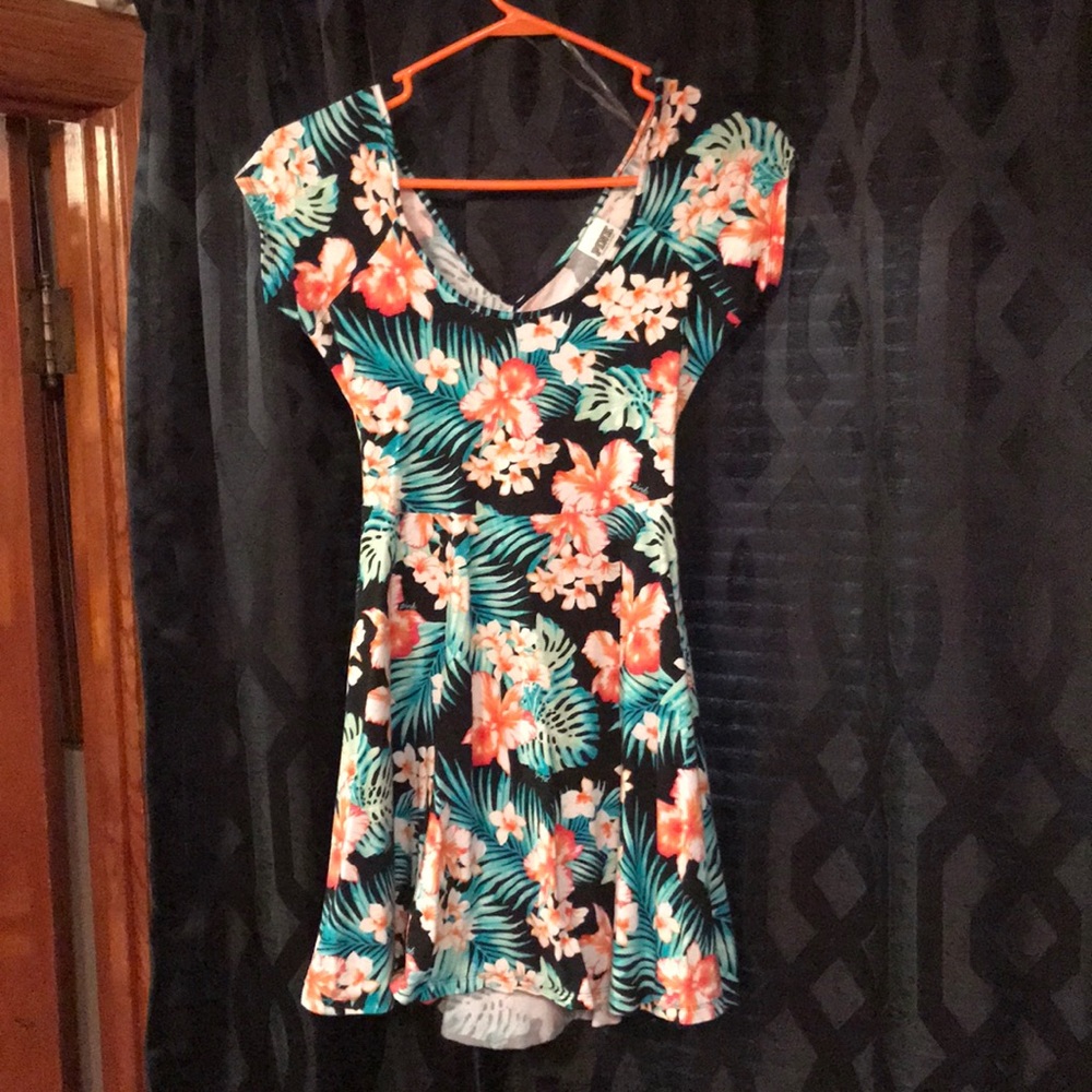 Tropical short sleeve open back skater dress 🌺